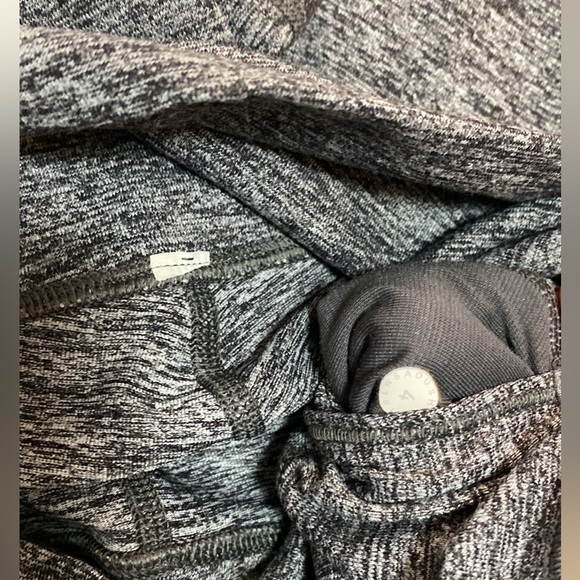Lululemon sz 4 - Picture 3 of 3